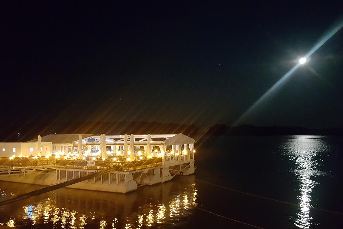 Ein Sommerabend an der Donau 